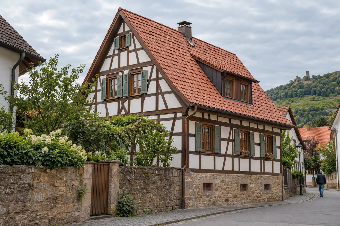 Neue Tonziegel auf einem Fachwerkhaus in Ladenburg
